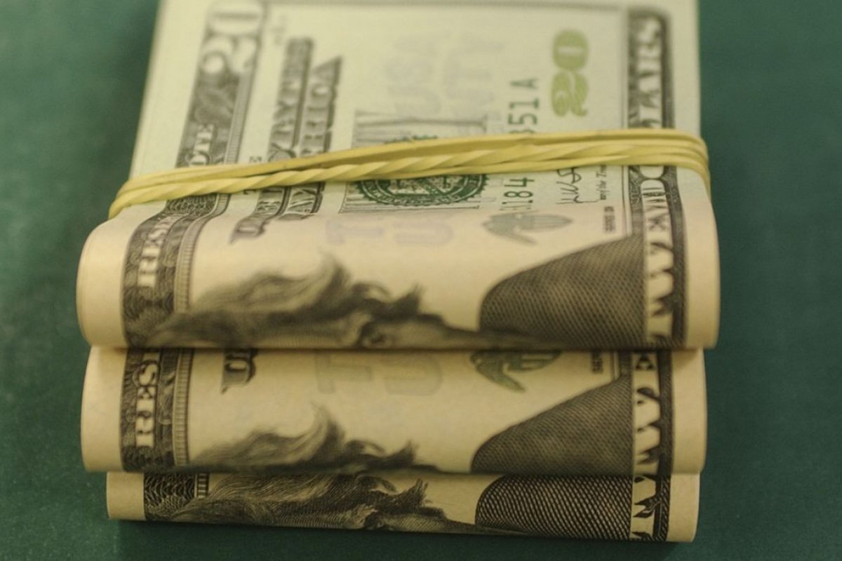 Moeda americana fecha em forte queda e chega a R$ 5,21