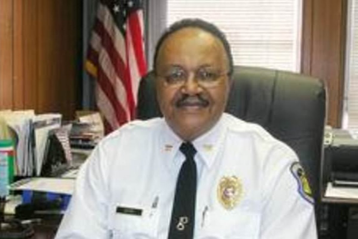 Policial aposentado é morto em noite de protestos nos EUA