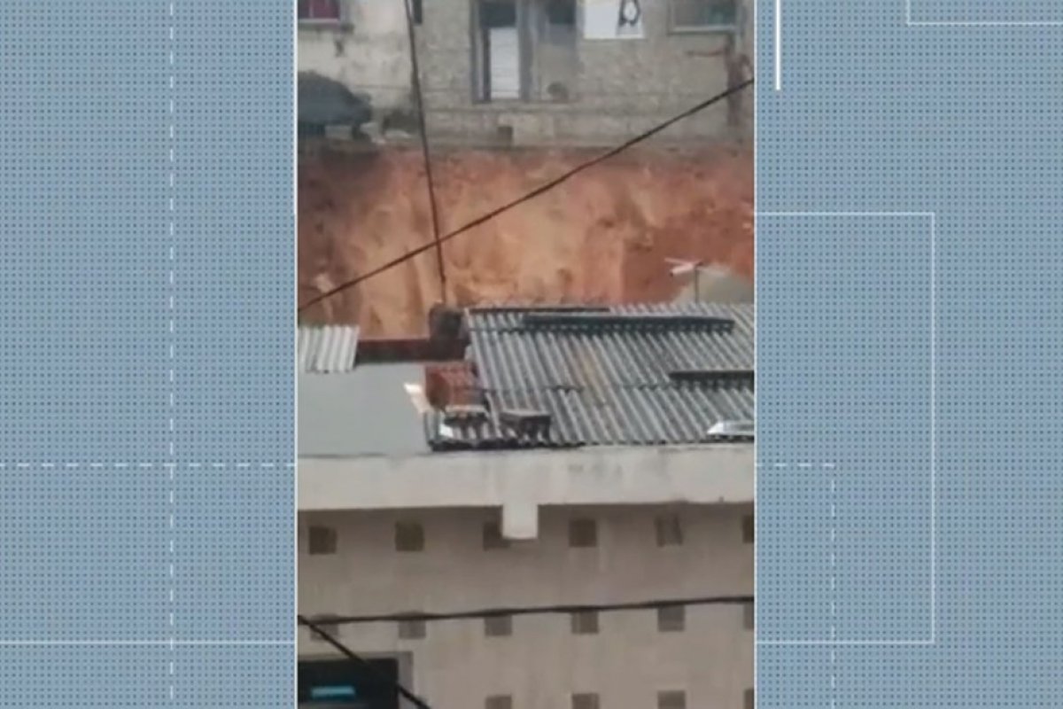 Deslizamento de terra faz com que 16 famílias precisem deixar casas em Simões Filho