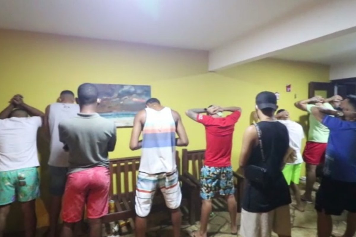 Pandemia Fest: polícia encerra festa com 37 jovens em Lauro de Freitas