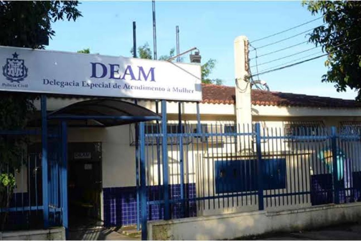 Após invadir casa de ex-mulher, rasgar documento de medida protetiva e jogar no rosto dela, homem é preso pela Deam