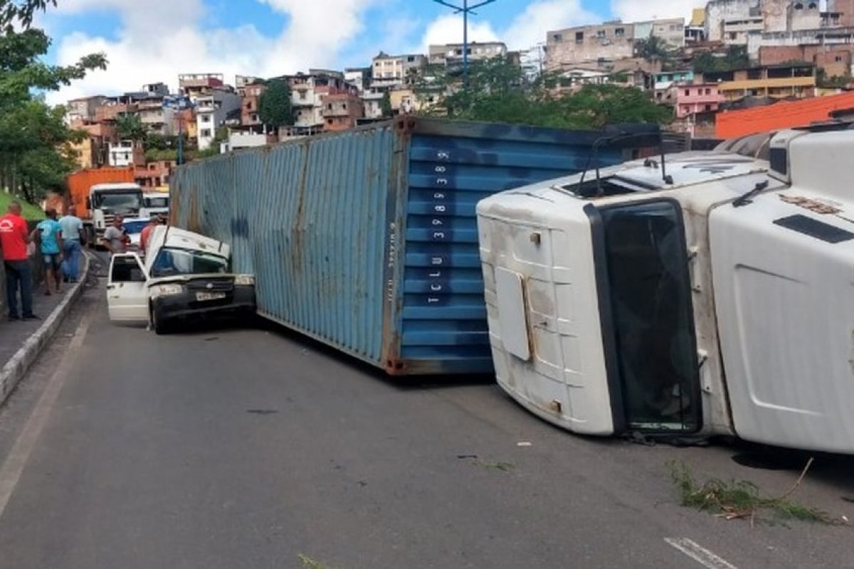 Caminhão tomba na via expressa e atinge ambulância 