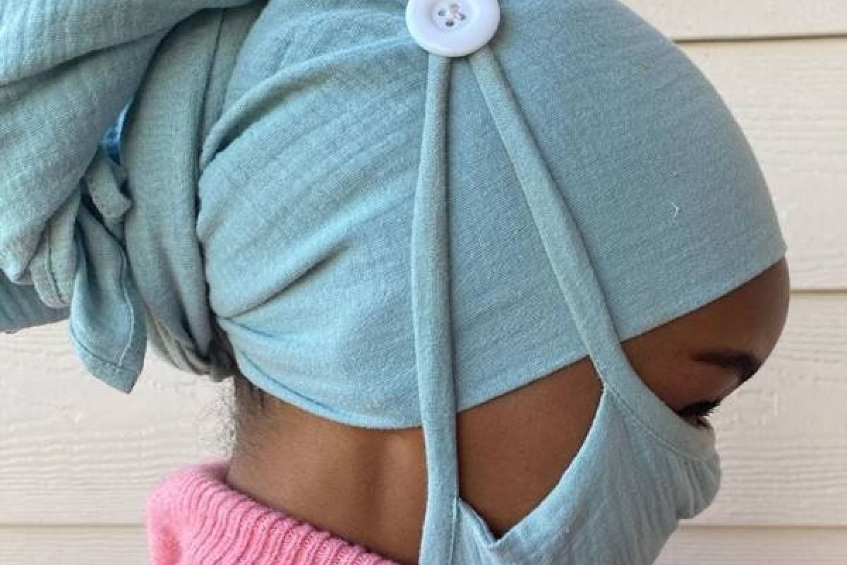 Modelo muçulmana, lança máscaras de proteção com hijab