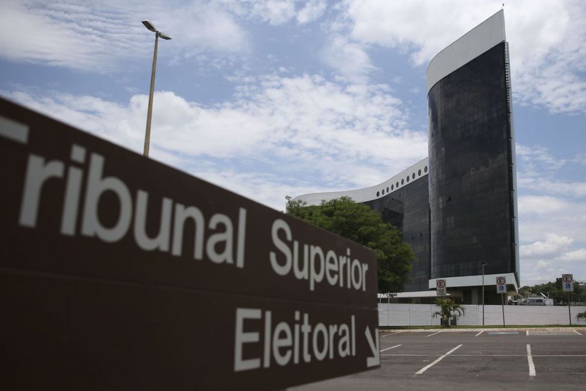 TSE afirma que banco de dados da Justiça Eleitoral não deve ser usado para autorização do auxílio