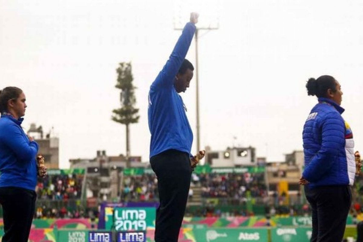 Atleta suspensa por protesto no Pan de Lima, americana exige pedido de desculpas Comitê Olímpico dos EUA