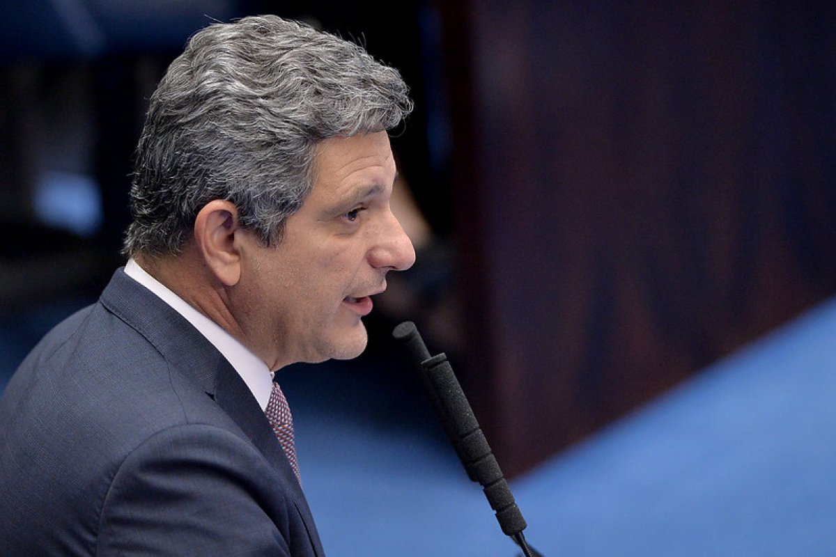 Senador apresenta MP que garante direitos de trabalhadores em meio à pandemia