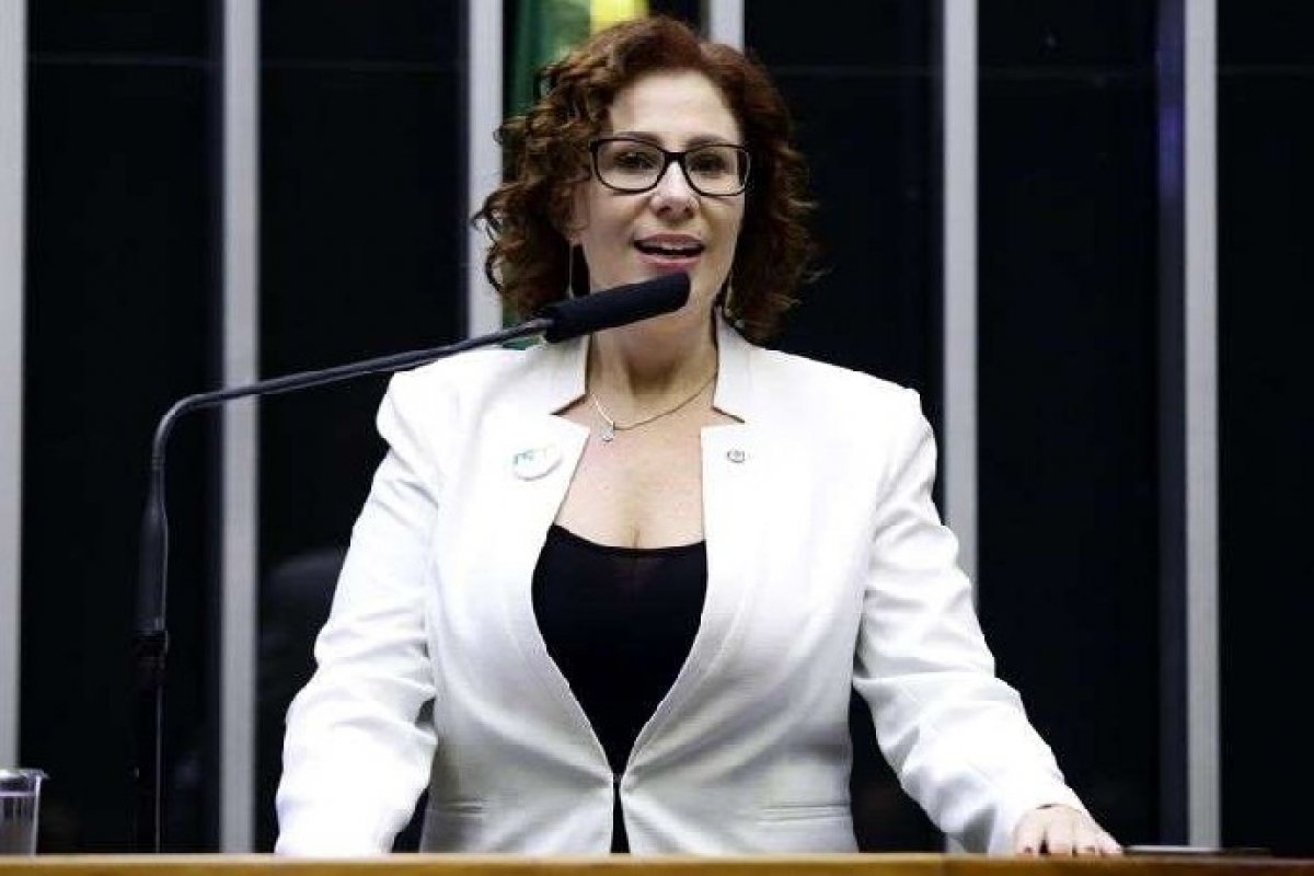 Parlamentares do PT acusam Carla Zambelli de tráfico de influência e advocacia administrativa