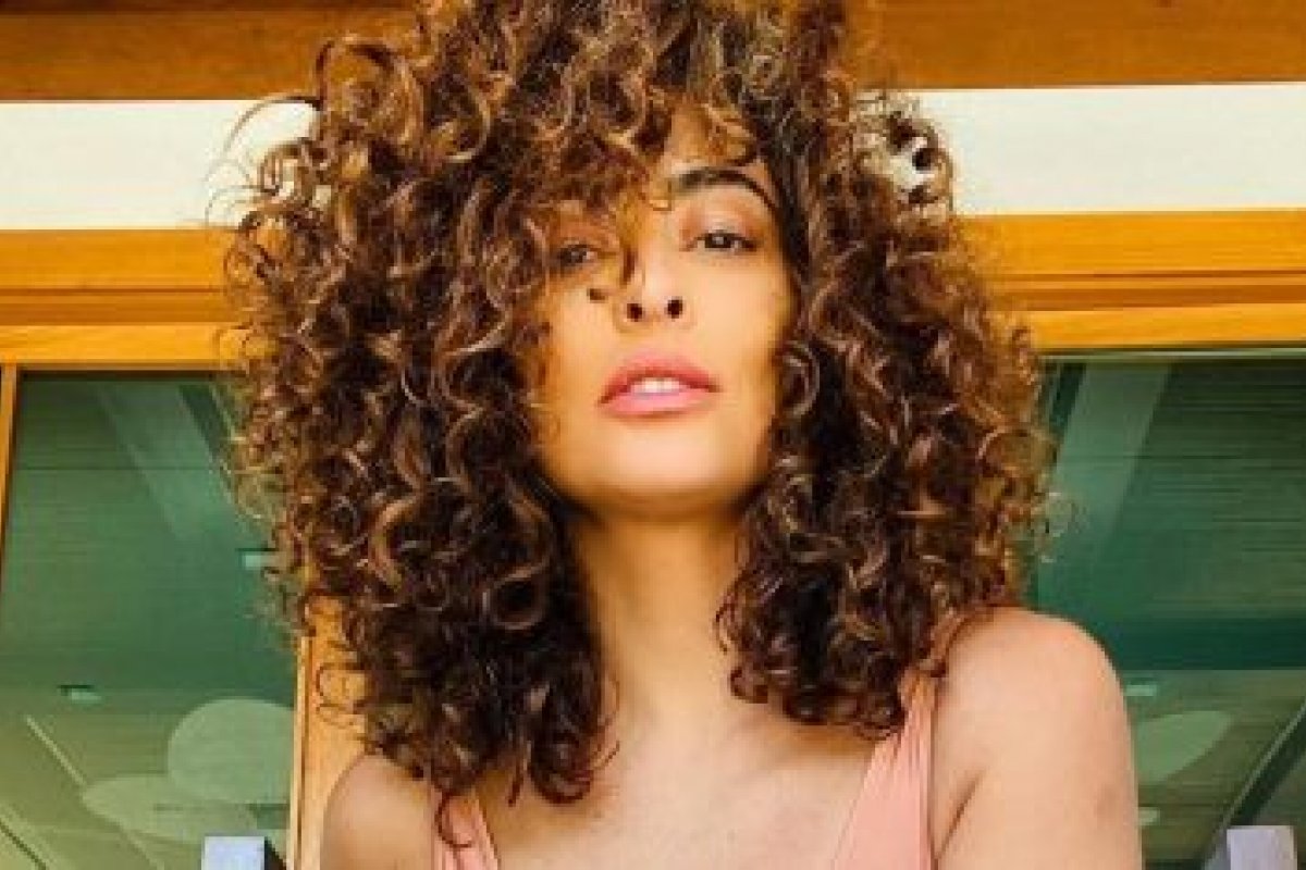Juliana Paes para de fumar durante a quarentena