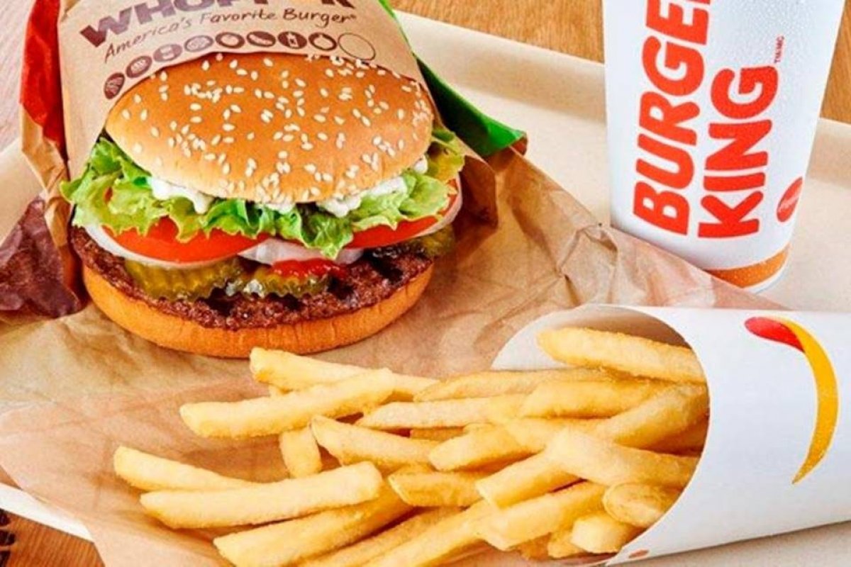Rede de fast food lança campanha para distribuição de hambúrguer para quem cumprir isolamento