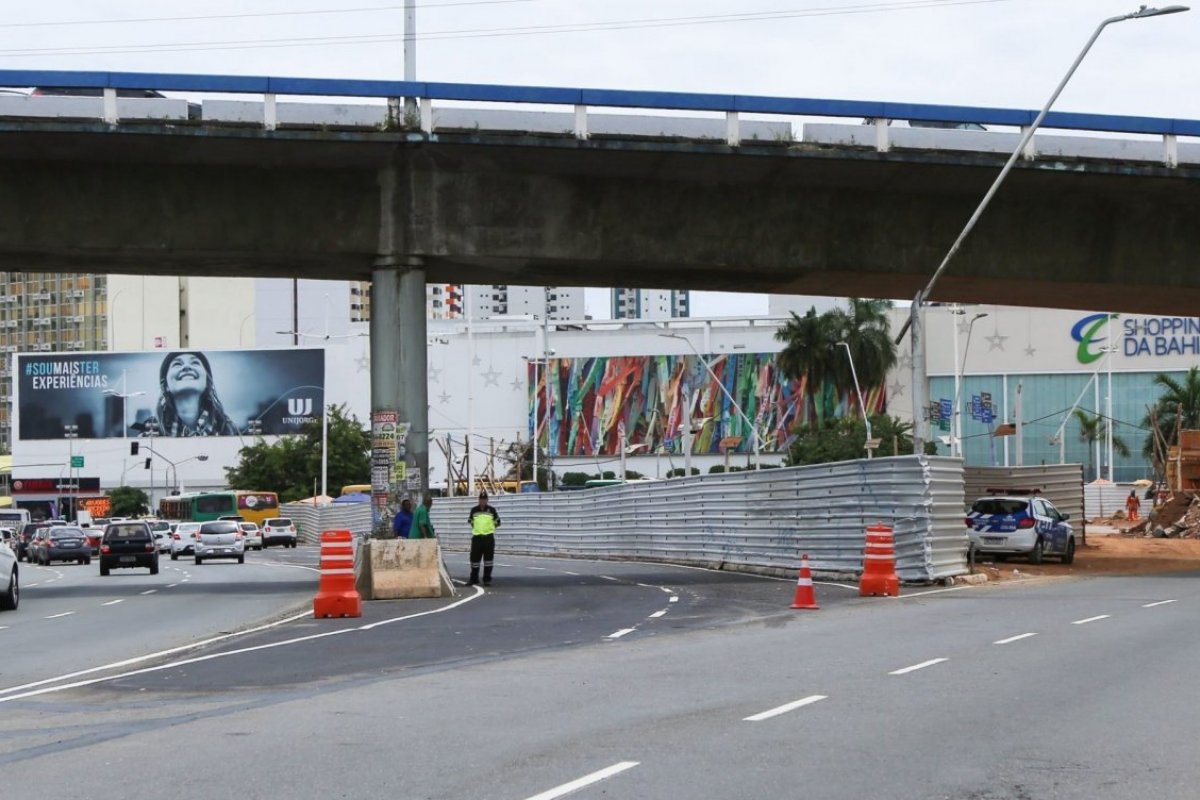 Interdição é feita na região da Praça Newton Rique na Av. ACM por conta de obras do BRT