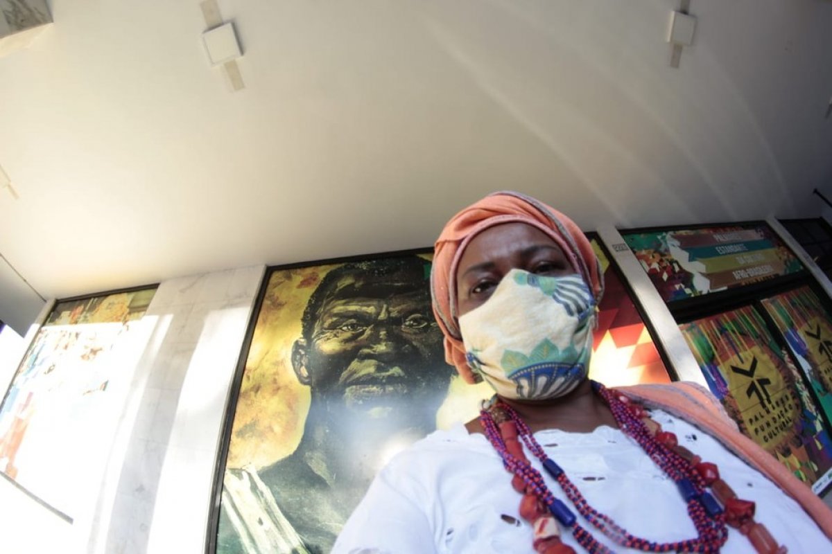 Mãe de santo xingada por Sérgio Camargo presta queixa na polícia