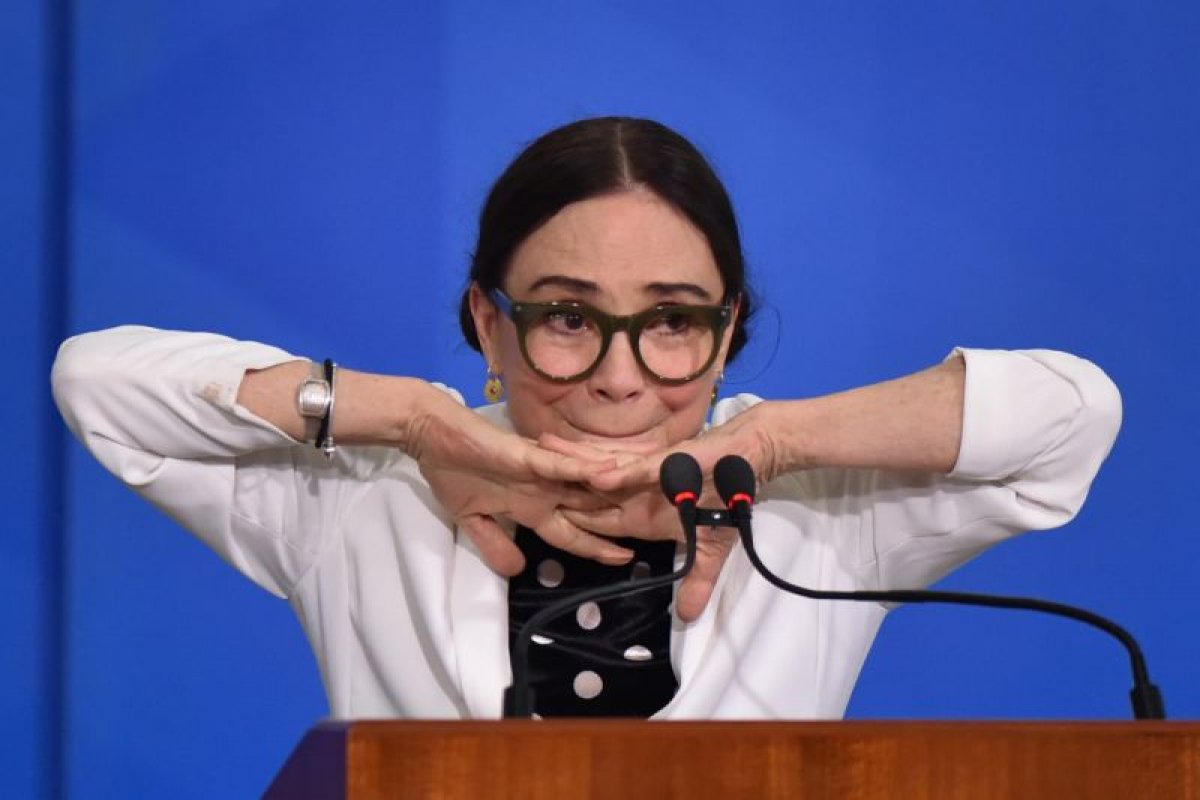 Pela segunda vez, publicação de Regina Duarte tem alerta para notícia falsa