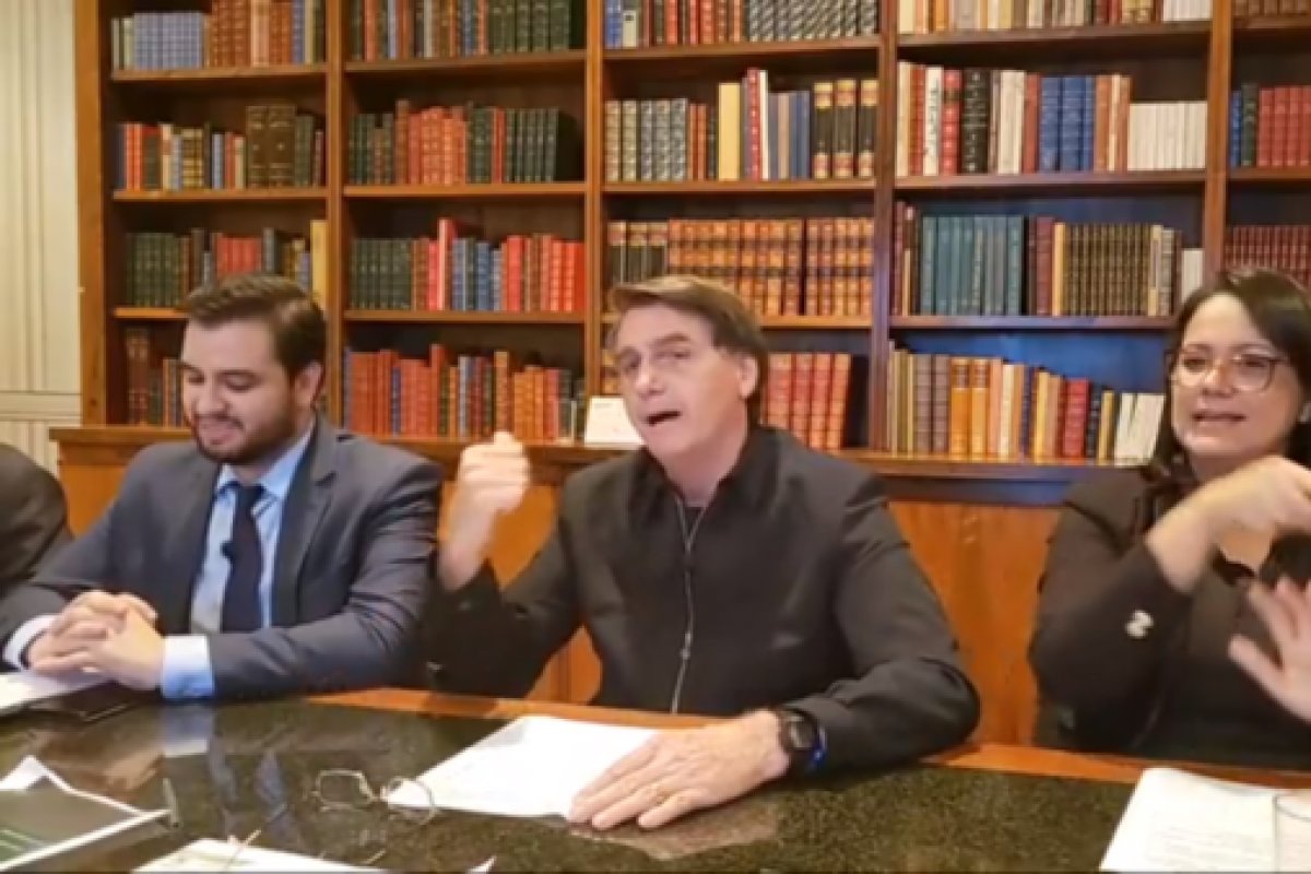 "Não quer tomar, não tome, pô. Sem problema nenhum, não vou obrigar você a tomar”, diz Bolsonaro sobre cloroquina