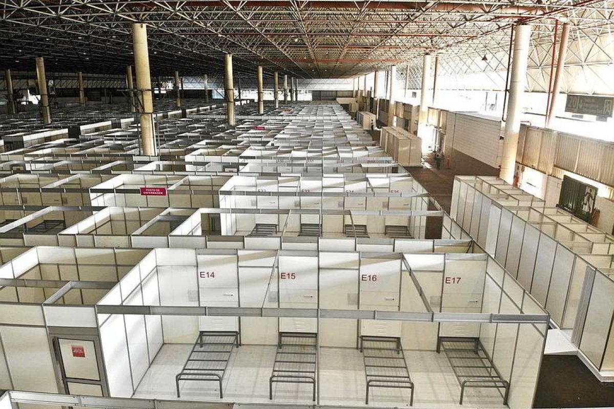 Deputados bolsonaristas são impedidos de entrar em hospital de campanha para fiscalização