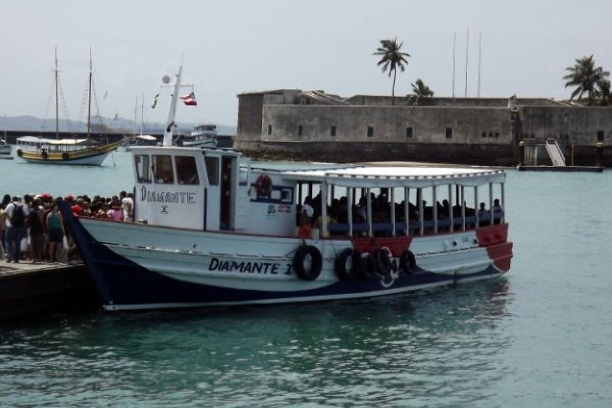 Travessia Salvador - Mar Grande opera com fluxo tranquilo apesar da chuva