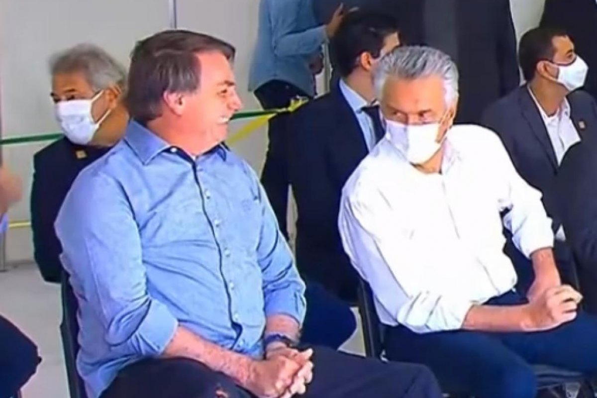 Bolsonaro inaugura hospital de campanha em Goiás