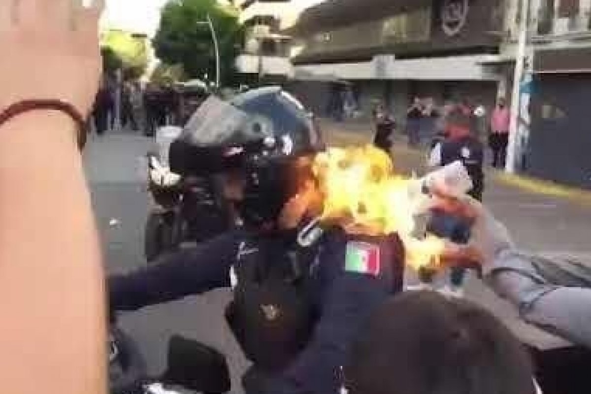 Veja Vídeo: Manifestante coloca fogo em policial durante protesto no México