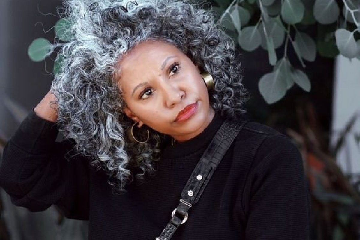 Mecha grisalha é tendência entre mulheres de todas as idades