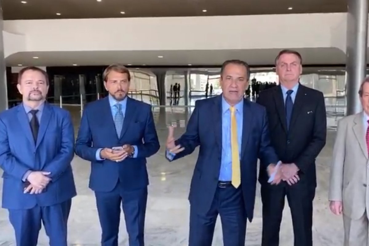 Bolsonaro participa de Live com pastores e relembra vitória nas eleições em 2018