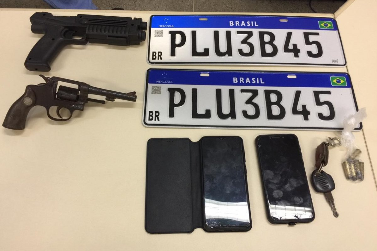 Trio suspeito de atuar em roubos é preso no bairro de Narandiba, em Salvador