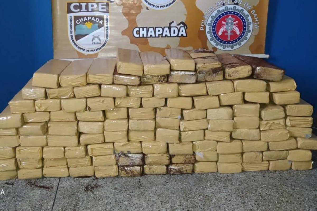 Mais de 100 kg de maconha é apreendida em micro-ônibus no interior da Bahia