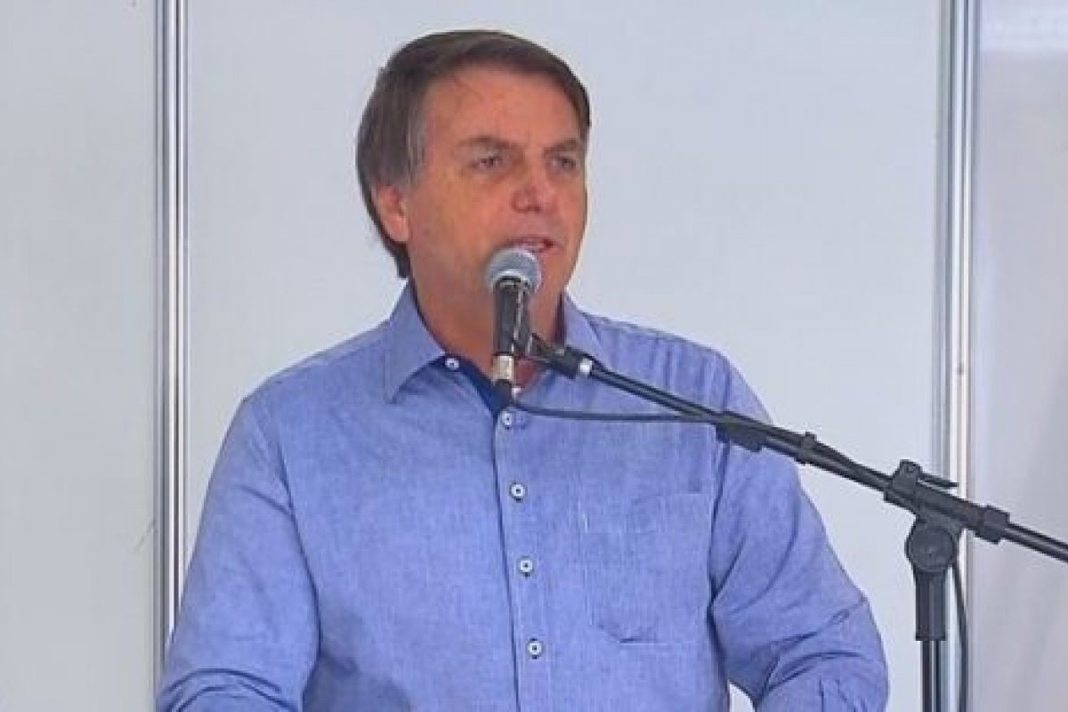 “Nós vamos poder importar armas para uso individual sem imposto de importação", anuncia Bolsonaro