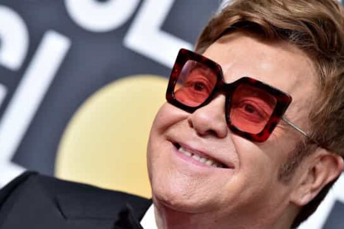 Elton John ajuda ex-noiva que abandonou há 50 anos