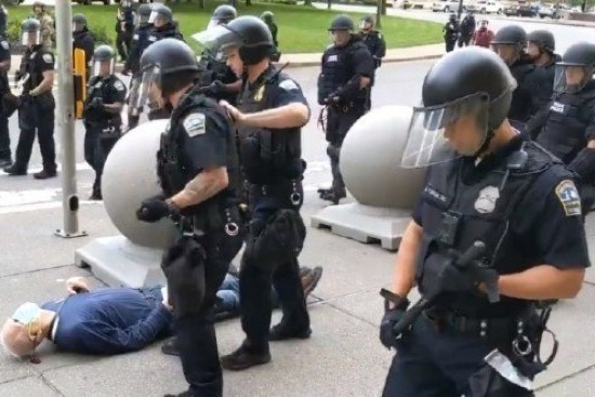 Policiais que empurraram idoso vão responder por agressão em 2º grau