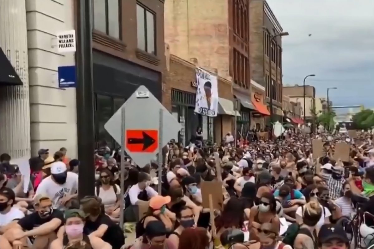 Prefeito é expulso de manifestação em Minneapolis, nos Estados Unidos