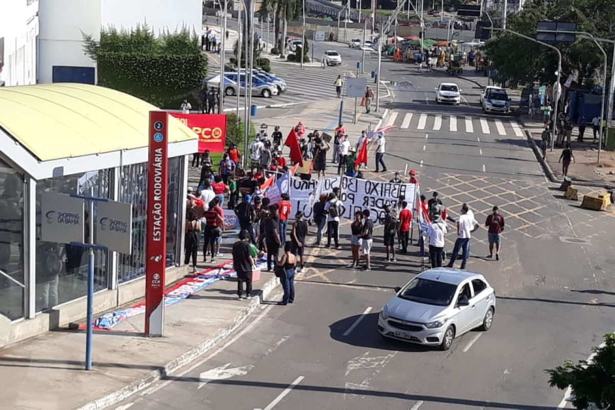 Manifestantes protestaram contra Bolsonaro em Salvador neste domingo (7)