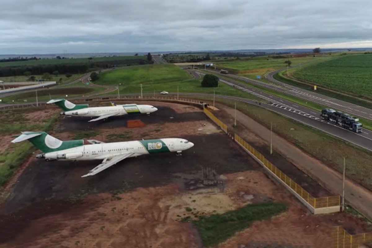 Drone encontra dois Boeings 727 próximo a uma rodovia no interior de SP