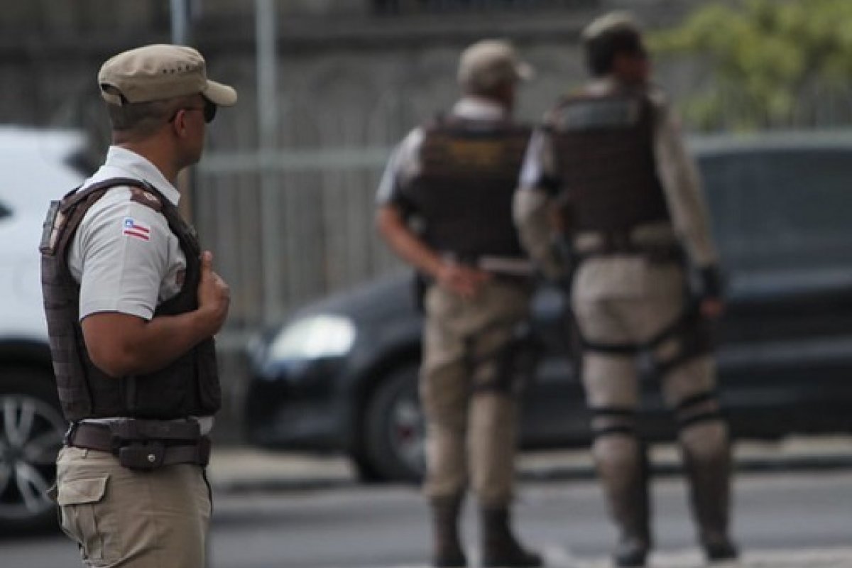 Policiais militares encerram festa em Sussuarana