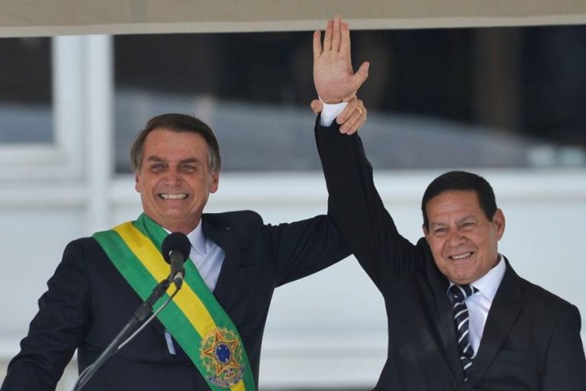 TSE inicia julgamento de ações que pedem cassação de Bolsonaro e Mourão na terça (9)