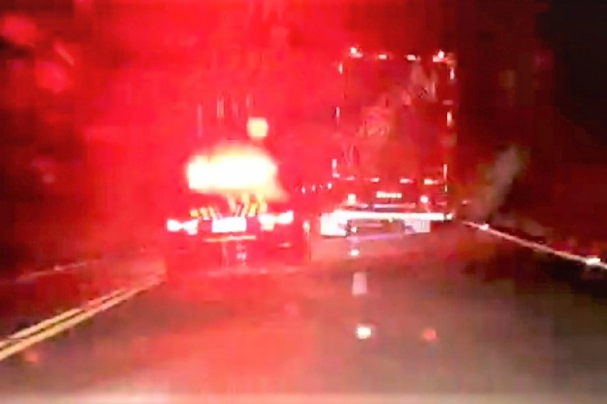 Caminhoneiro é preso após provocar dois acidentes em alta velocidade