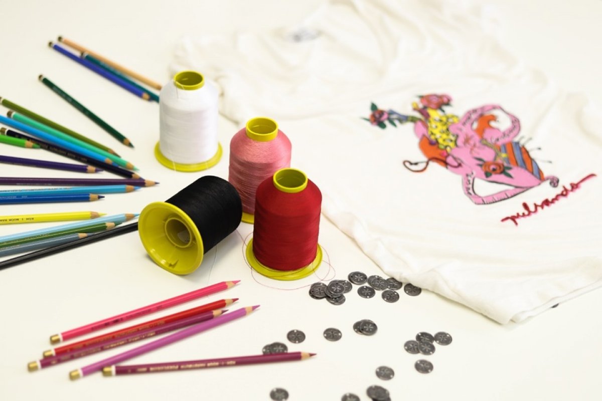 Marca lança camiseta estampada para ajudar trabalhadores de fábricas