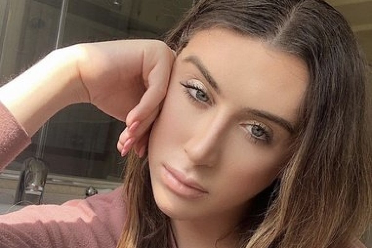 Celebridade do  YouTube revela ser transgênero e emociona fãs