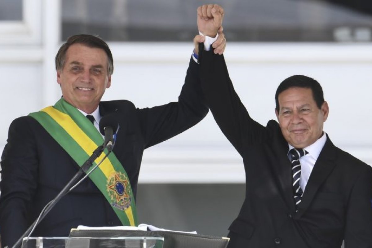 TSE julga hoje ações que pedem cassação de Bolsonaro e Mourão