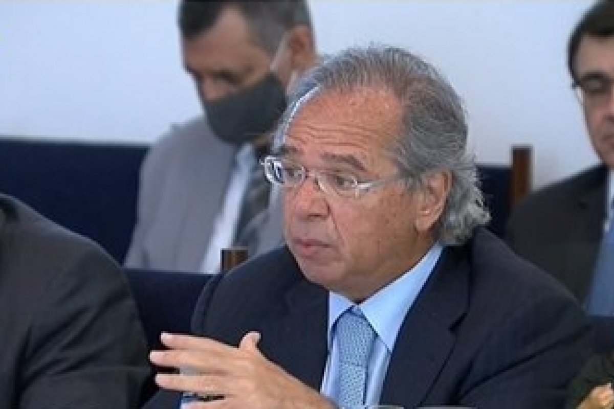 Em reunião ministerial, Paulo Guedes confirma que o governo vai estender o auxílio emergencial