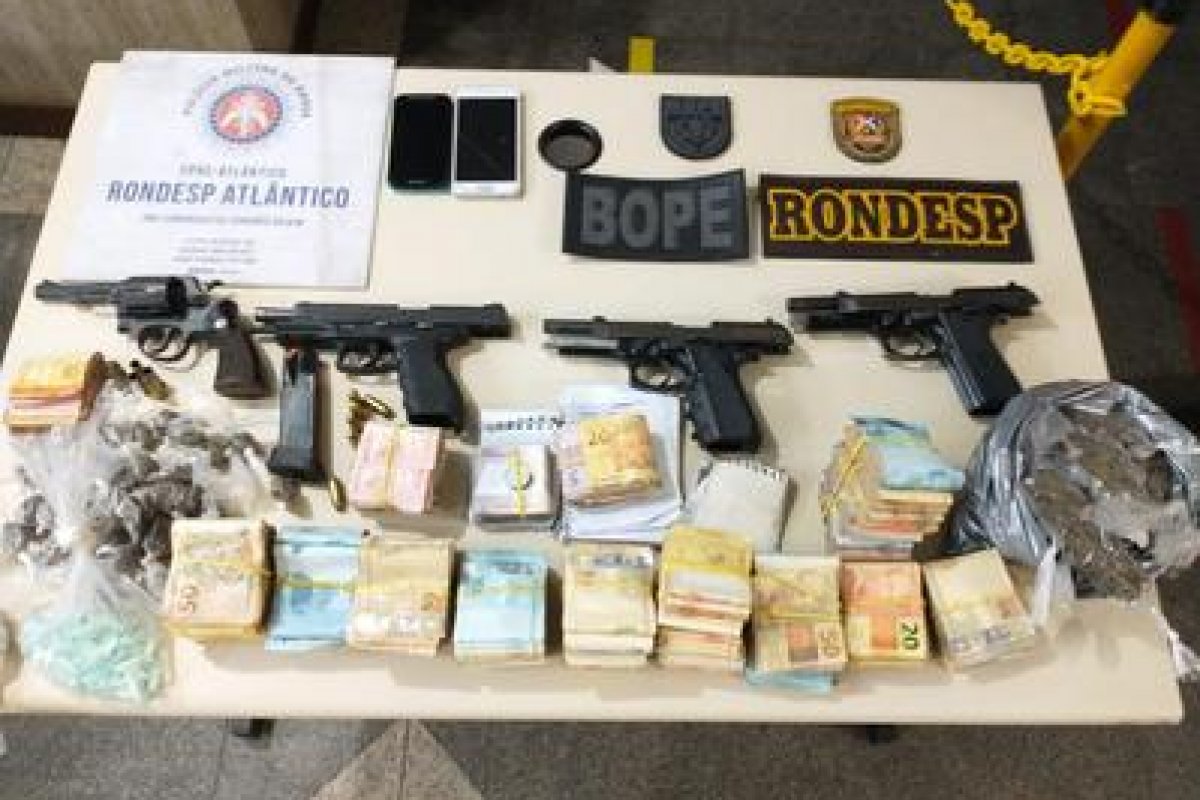 PMs apreende R$ 72 mil, armas, munições e drogas com quadrilha no Nordeste de Amaralina