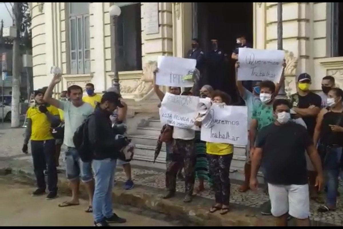 Grupo faz manifestação em Feira de Santana pedindo reabertura do comércio