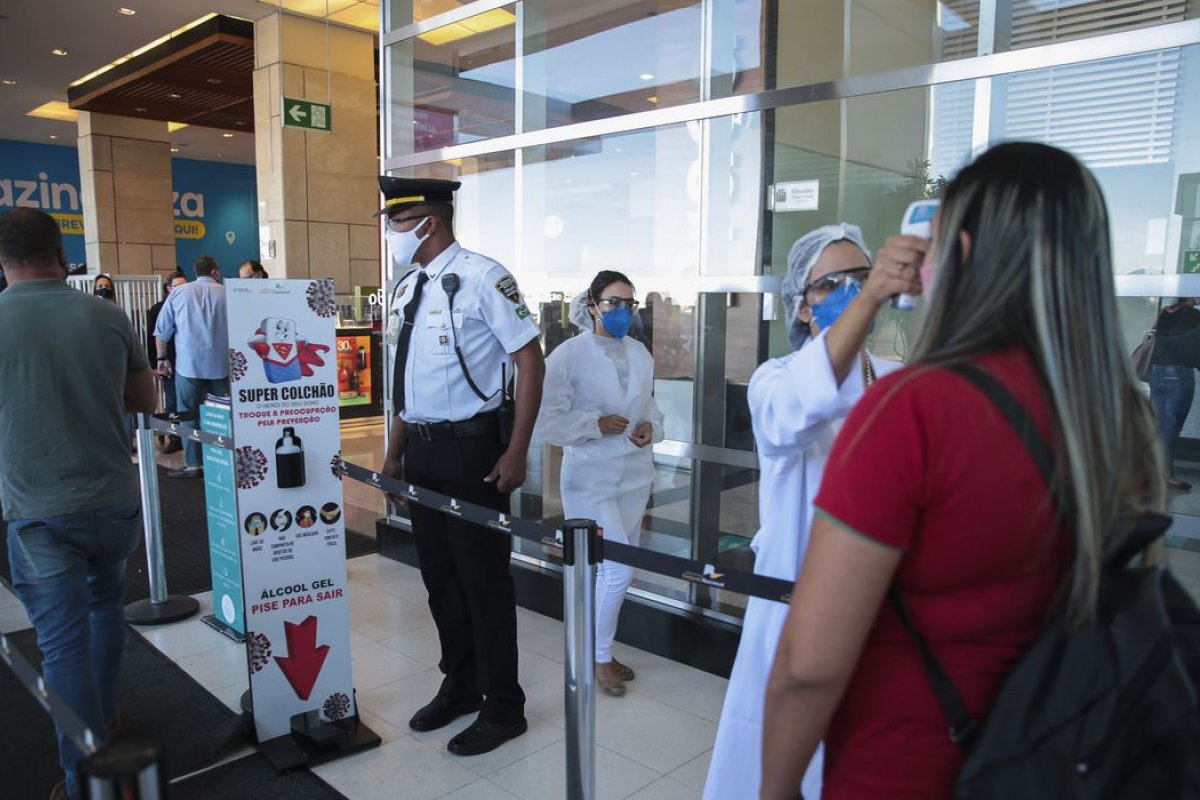 Pandemia da Covid-19 causa queda de 43% em vendas para namorados no Brasil