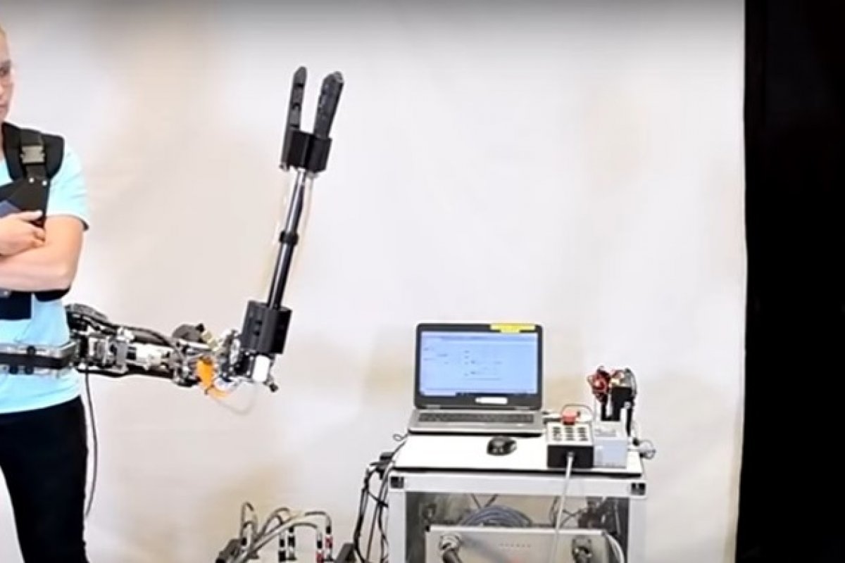 Cientistas desenvolvem braço mecânico capaz de quebrar paredes