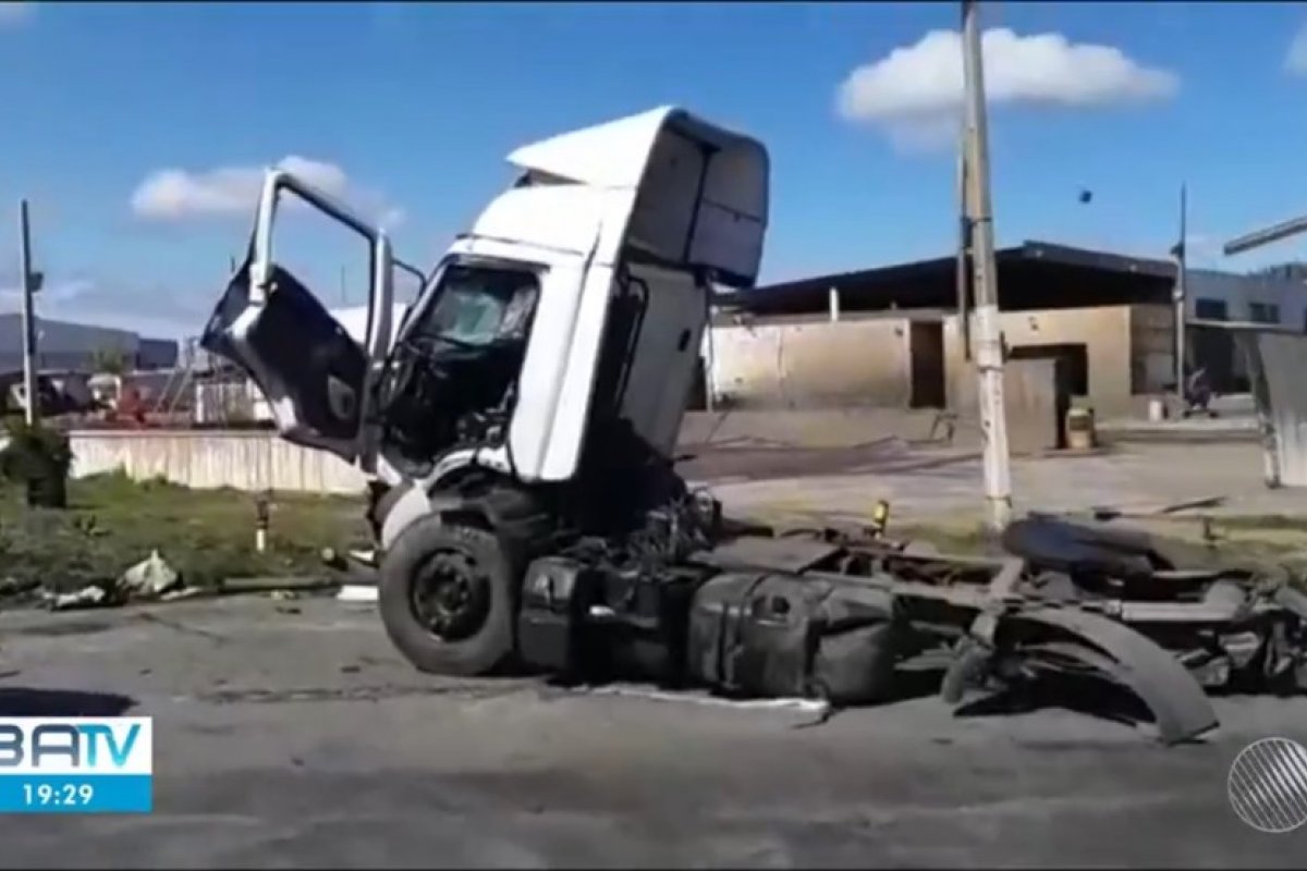 Colisão entre carretas deixa motoristas feridos na Bahia
