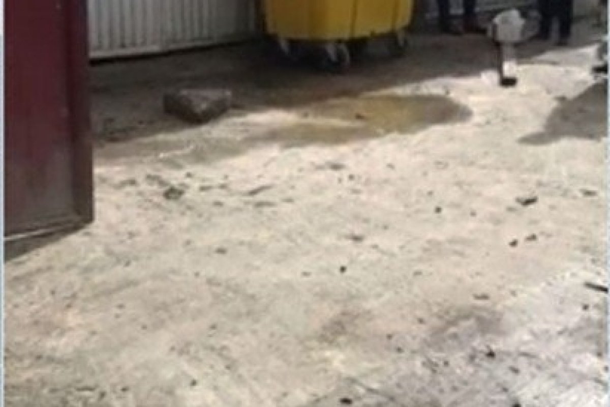 Família 'arruma' corpo de criança em caixão na rua e diz que hospital não disponibilizou local para procedimento