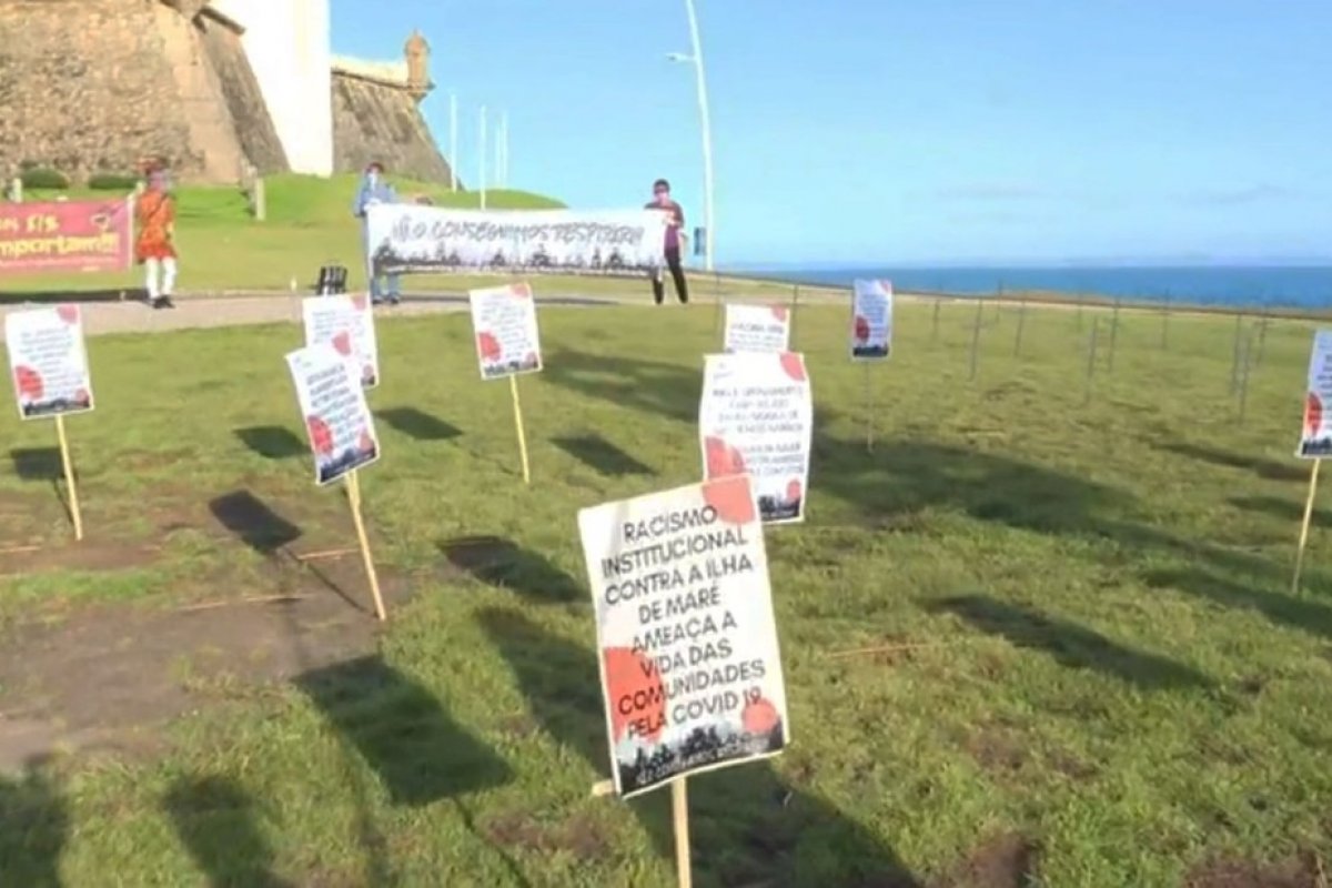 Moradores cobram ações contra o coronavírus durante ato no Farol da Barra