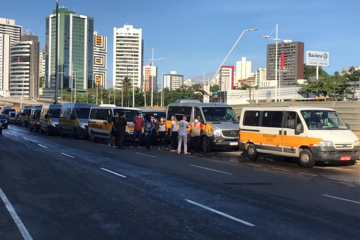 Motoristas de transporte escolar protestam em Salvador