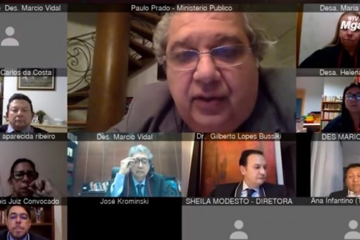 Procurador tem crise de flatulência durante live