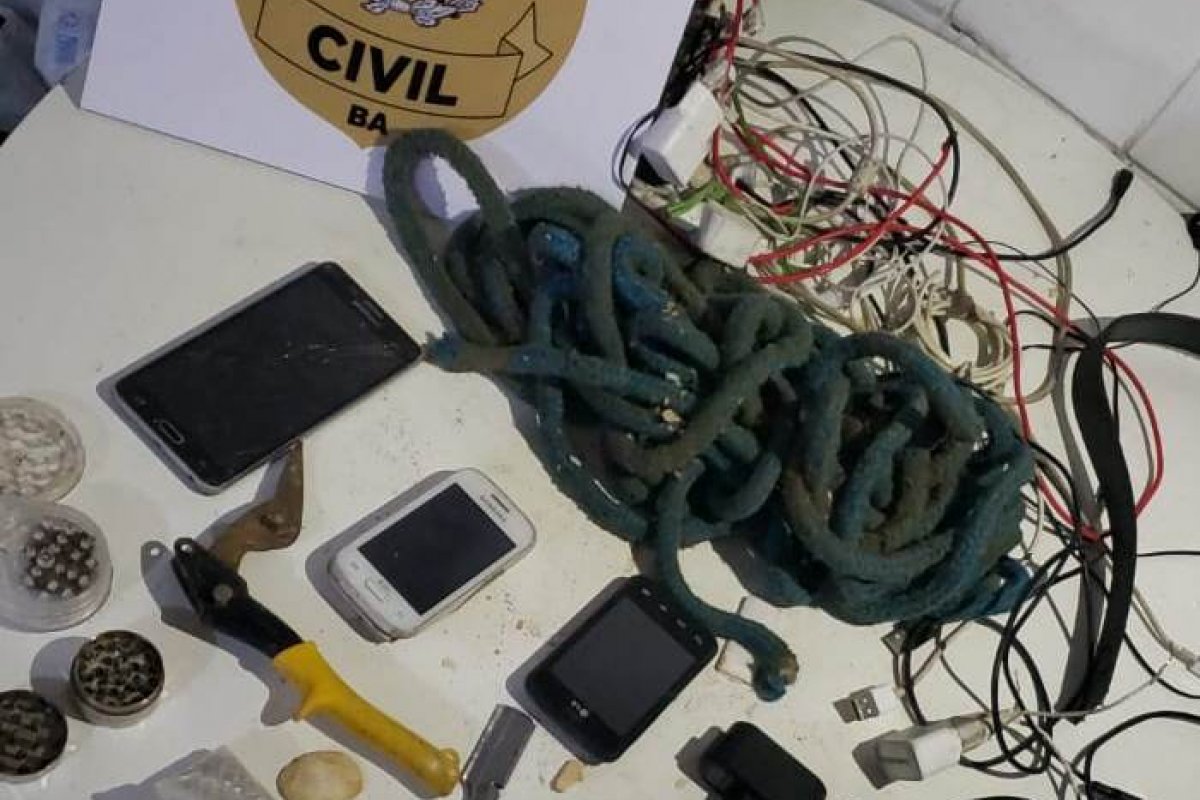 Revista em carceragem resulta na apreensão de celulares
