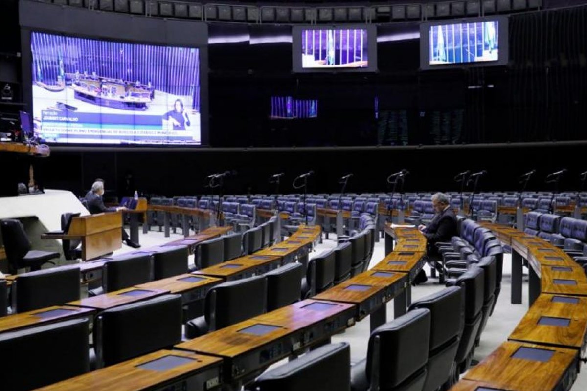 Plenário da Câmara aprova medidas de combate e prevenção à violência doméstica durante a pandemia