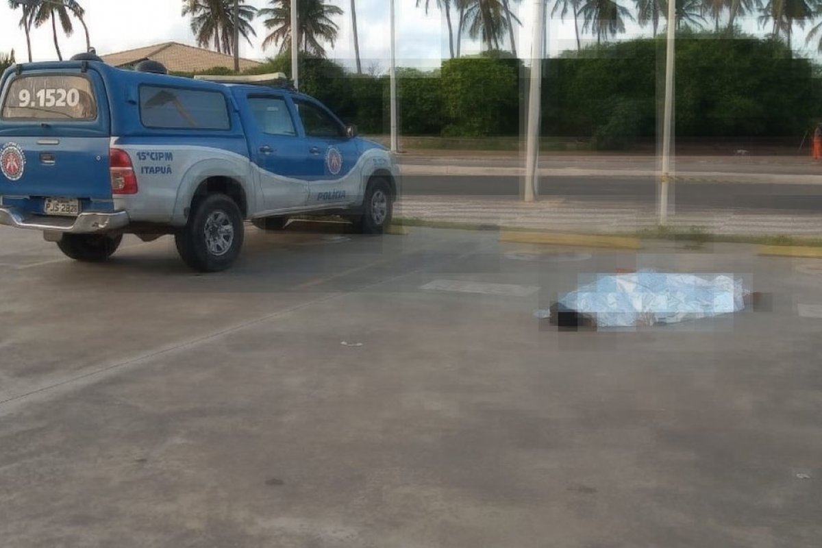 Travesti é encontrada morta em frente a um estabelecimento em Piatã